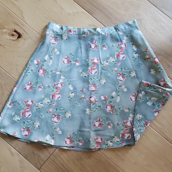 exact change Dresses & Skirts - 🎀 Vintage Floral Green Miniskirt